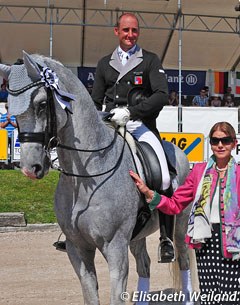 Markus Graf and Ronaldo win the dressage demo. Judge Beatrice Burchler-Keller congratulates the pair :: Photo © Elisabeth Weiland