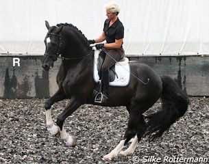 Uta Gräf riding Le Noir in a bitless bridle