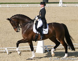 Isabell Werth travelling the ring with Laurenti (by Laurentio)