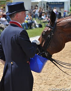 Super hot temperatures at the CDI Munich. Davison gives Artemis a drink