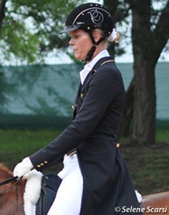 Is it finally sinking in that wearing a helmet is the right thing to do? More riders were wearting helmets in the warm up in Munich. Alexandra Kofler showed that you can even have a fashionable helmet with rhinestones!