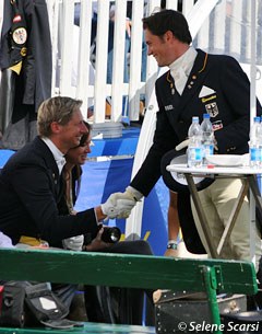 Christoph Koschel shakes hands with Patrik Kittel after the freestyle