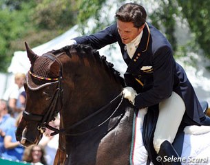 Christoph Koschel pats "Pepe" (= Donnperignon) after their freestyle ride