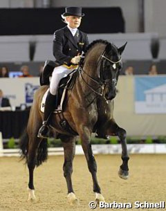 Sophie Holkenbrink moved up the ranks from junior to the young riders division, but is still aboard the same horse: the licensed stallion Show Star (by Sandro Hit)