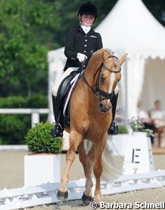 Semmieke Rothenberger on Domino Dancing