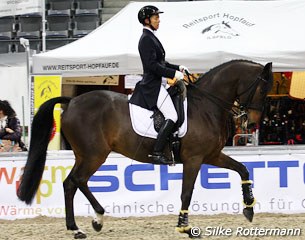 Lone Jorgensen warming up FBW De Vito at the 2011 CDI Stuttgart :: Photo © Silke Rottermann