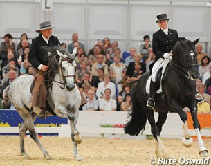 Stefan Schneider and Uta Gräf give a demo in the break