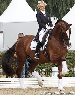 Nadine Capellmann schooling Girasol before the prize giving