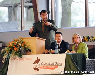 Auctioneer Volker Raulf, flanked by organizers Fabian Scholz and Susanne Miesner, at the 2011 Classical Sales Warendorf :: Photo © Barbara Schnell