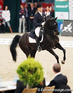 Italian judge Vincenzo Truppa judging Jeroen Devroe's ride on Apollo van het Vijverhof :: Photo © Astrid Appels
