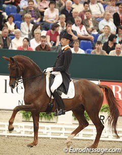 Hans Peter Minderhoud and Nadine are still riding to the same (beautiful) music as they did at the 2008 Olympic Games. The degree of difficulty is much too low for such an experienced Grand Prix horse