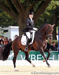 Theo Hanzon and Amazing Star started out with better trot work than in the preliminary test, but half way through the test the Dutch owned stallion said he had enough and refused to obey the rider's aids. He was eliminated for resistance