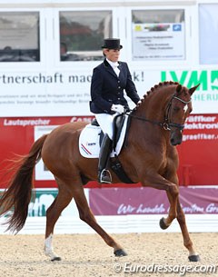 Gerdine Maree on the KWPN gelding Athene (by United x Jazz). The scopey chestnut has much potential for passage but lacks stretch in his limbs. The contact was very problematic as the horse was always ridden behind the vertical.