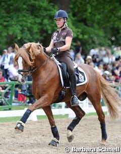 Sophie Kampmann schooling Voyager