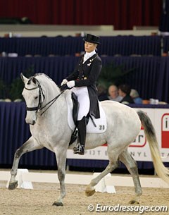 Nice to see Danish Anne van Olst on a new horse again. This is Sambuca Romane, an 11-year old KWPN gelding by Democraat x Uniform. The grey was impressed by the arena and got stressed