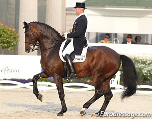 Hubertus Schmidt and Lento show off the piaffe