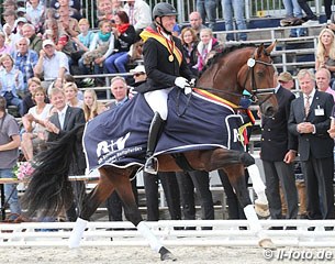 Hermann Burger and Escolar (by Estobar) won the 3-year old riding horse class for stallions
