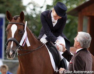 Judge Plewa congratulates Nadine Capellmann on Girasol