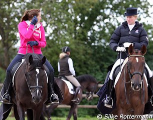 Carola Koppelmann walking Desperado, Helen Langehanenberg getting Furst Khevenhuller ready for a class