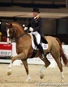 Alex van Silfhout is back in the saddle at competitions. In Drachten he rode the 11-year old Locke (by Gottwald)