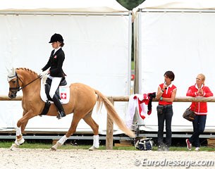 Anastasia Huet warming up Day of Diva with the help of her trainer. Team coach Heidi Bemelmans watches as well