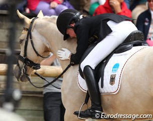 Semmieke Rothenberger gives Golden Girl a big hug