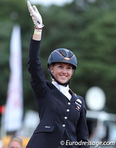 Sanne Vos waves to the crowds