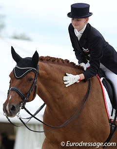 Austrian Lea Elisabeth Pointinger pats her Gino