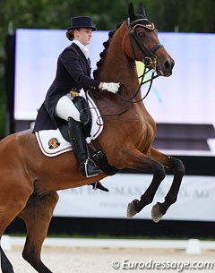 Belgian Tahnee Waelkens and Sandiegobese were eliminated even before riding the test. Tahnee's horse was terrified of the arena and refused to enter the ring. A new FEI rule now says she can't restart in the individual test. Pity!