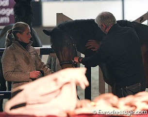 Jarko bent a horse's neck at the third vertebra to which the horse reacted by putting his front leg forward as compensation. Dun stressed that one has to get movement in the atlas "because that is where the lateral bending starts."