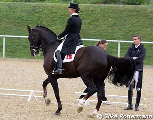 Andreas Helgstrand helps Anna Kasprzak prepare Donnperignon