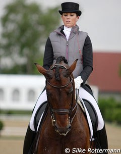 Lyndal Oatley warming up Sandro Boy at the 2012 CDI Mannheim :: Photo © Silke Rottermann