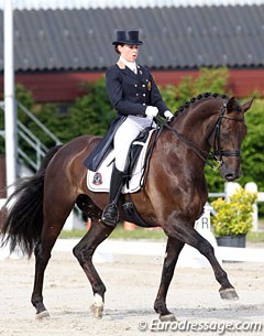 Eline Borrey de Coninck on Don Warohn (by Dormello)