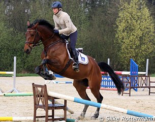 Ingrid training Escada on jumping a chair