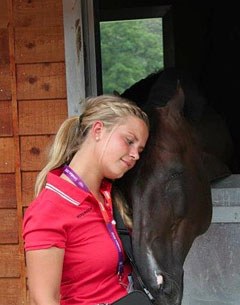 Anna Kasprzak cuddles with Donnperignon