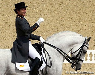 Juan Manuel Munoz Diaz waves to the crowds when leaving the arena :: Photo © Risto Aaltonen