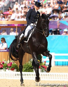 Dorothee Schneider and Diva Royal performed to music of the music The Black Swan but had mistakes in the flying changes