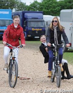 Sanneke and Semmieke Rothenberger with mom Gonnelien Gordijn