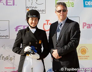 O-judge Wim Ernes congratulates Young Rider Maria Dolores Moncayola