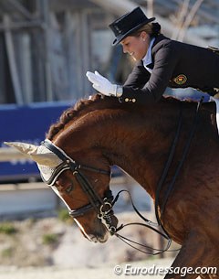 This is how we like to see it: big smile at the end of the ride and generous patting of the horse!! Julie de Deken on Fazzino