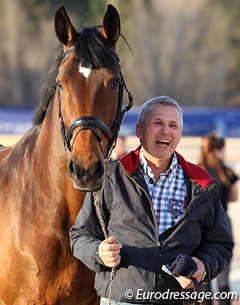 I absolutely love this photo of a cheerful Dane Rawlins presenting Lady Harris' Sydney at the vet check :: Photo © Astrid Appels