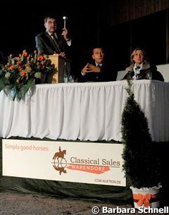 Auctioneer Volker Raulf with the Classical Sales Warendorf team (Fabien Scholz and Susanne Miesner) at the auction table :: Photo © Barbara Schnell