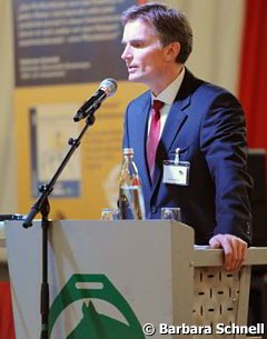 Thies Kaspareit, head of the FN Department for Education and Science, at the Book Launch Clinic in Warendorf :: Photo © Barbara Schnell