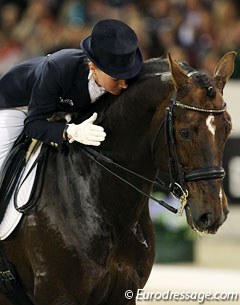 Helen Langehanenberg kisses Damon Hill at the end of her ride