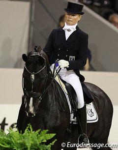 Mikaela Lindh on Mas Guapo. The long legged Danish gelding (by Master) was uneven in the trot extensions. The passage was buoyant but in piaffe the black had difficulties finding the rhythm