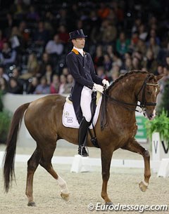 Hans Peter Minderhoud and Tango slotted in sixth with 76.125%. They rode to music from The Mask of Zorro. They had a clean ride with wonderful passage work but the pirouettes were a bit big and the horse's head should be more steady at the vertical.