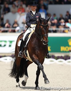 Victoria Max-Theurer and Augustin surprisingly had major contact issues in the freestyle, with Augustin throwing his head up in several pirouettes. 