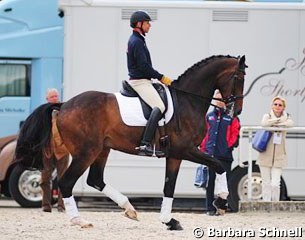 Steffen Peters schooling Legolas