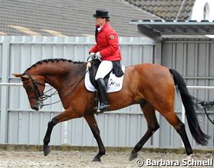 Can you believe that there are some top riders in Aachen who don't cool down their horses after a Grand Prix test?! Isabell Werth is not one of them. She gave Johnny plenty of time to stretch and relax the muscles