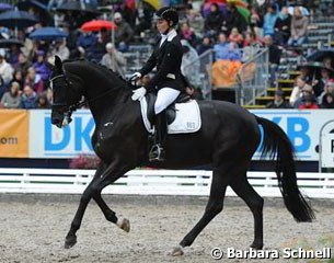 Ann Kristin Dornbracht patting Soiree de Saumur in the middle of her finals test